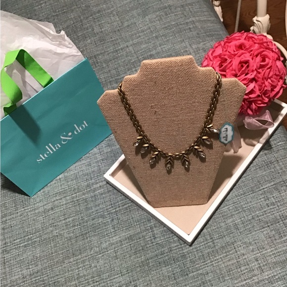 Beautiful Stella&Dot Retried Statement Necklace,Rhinestones&Gold Tone.Beautiful - Picture 8 of 10